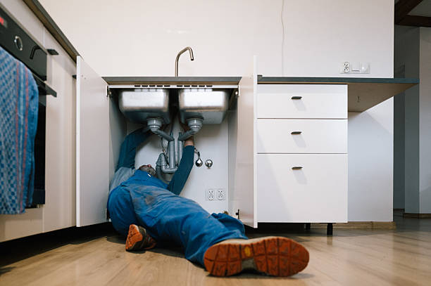 Professional Emergency Plumber technician working in Delphia, KY